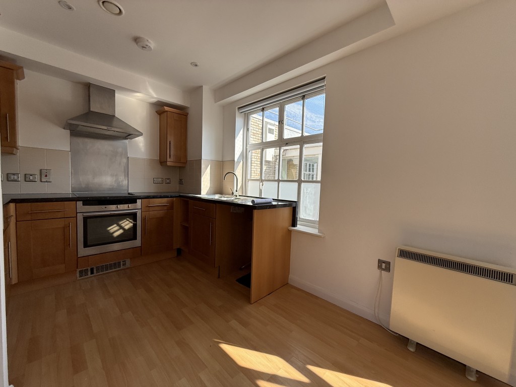 Lot: 27 - ONE-BEDROOM APARTMENT IN CITY CENTRE - Kitchen space